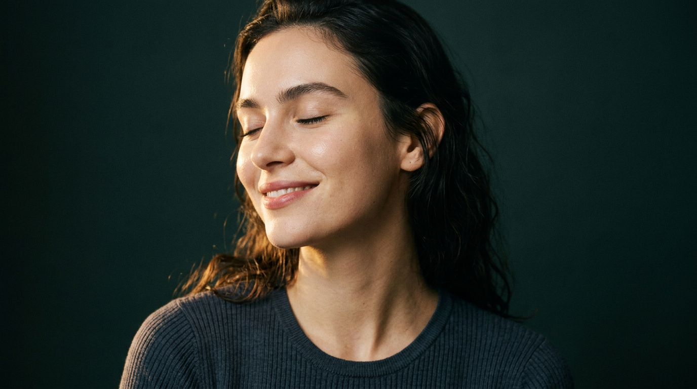Portrait d'une femme au visage apaisé, peau fraîche et confortable