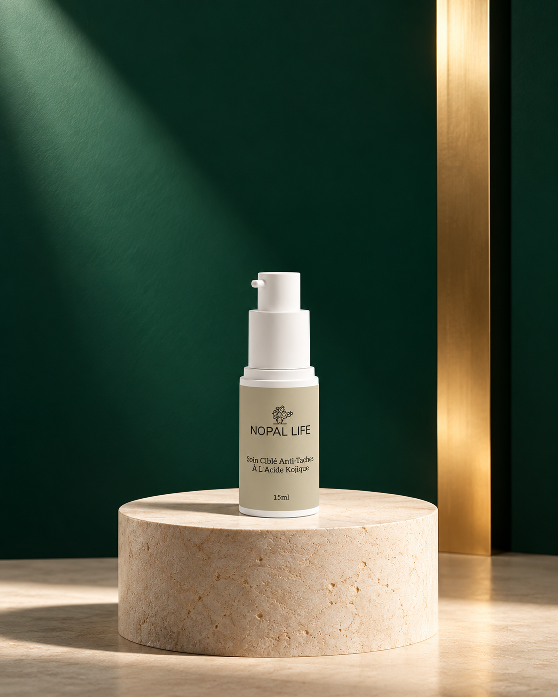 Soin cible anti-taches acide kojique 1% Nopal Life sur socle, packaging vert sauge et dore