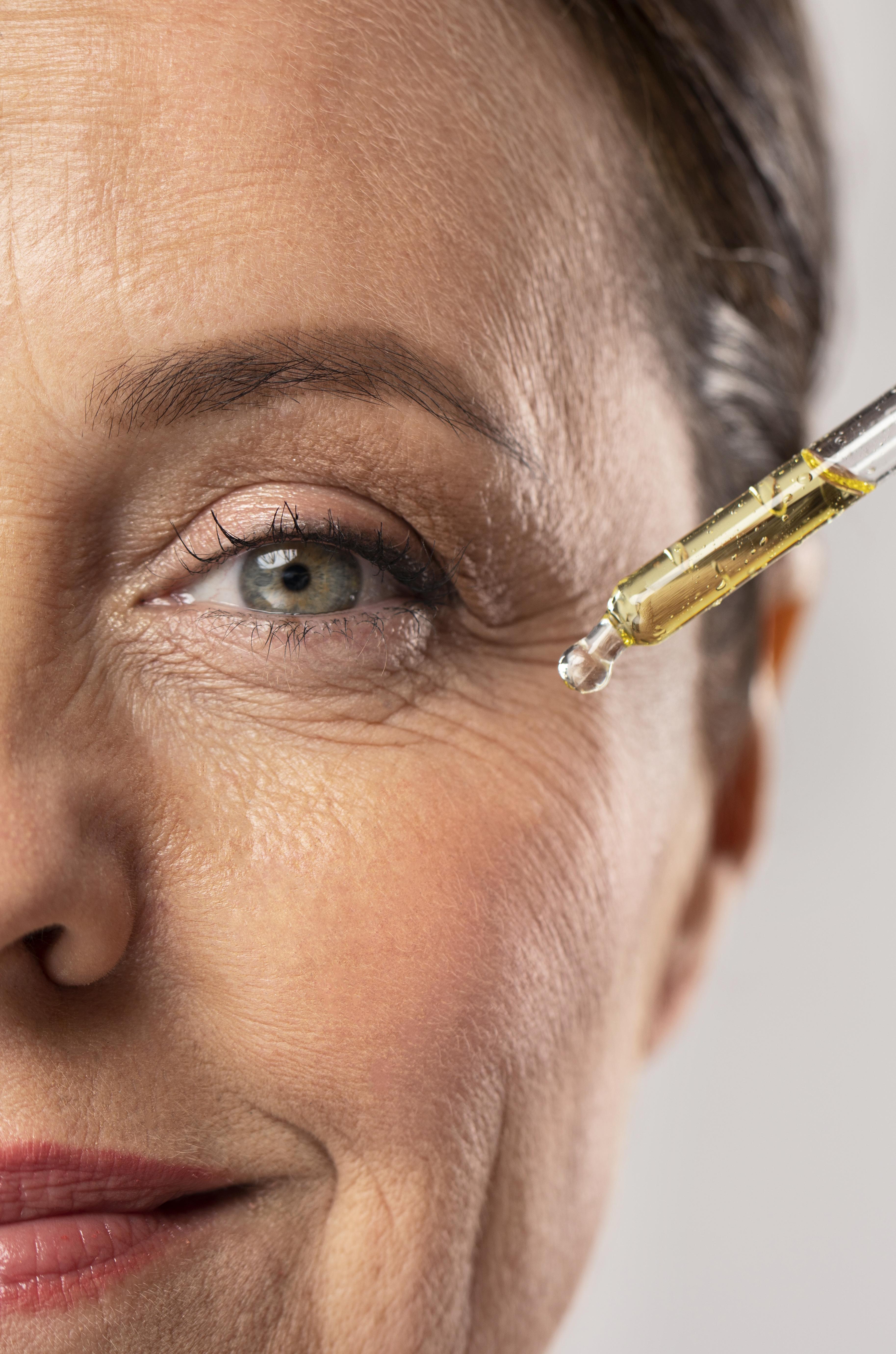 Contour des yeux : pourquoi cette zone est différente