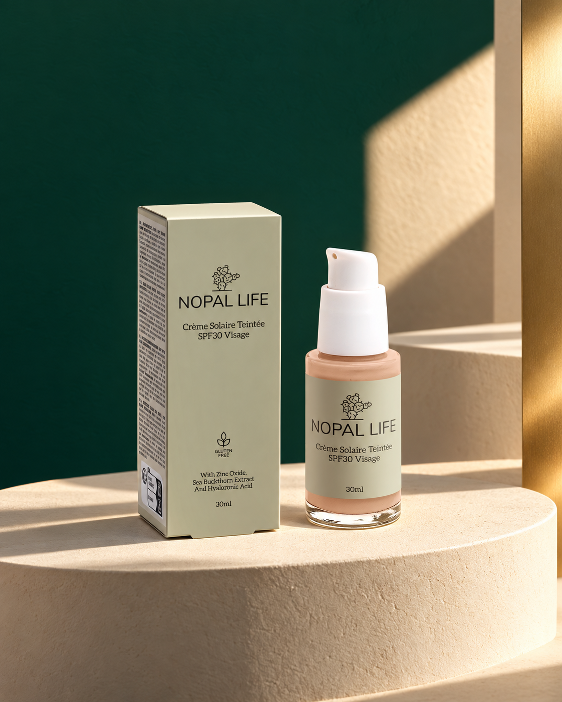 Creme solaire teintee SPF30 Nopal Life sur decor vert architectural, soin solaire teinte acide hyaluronique